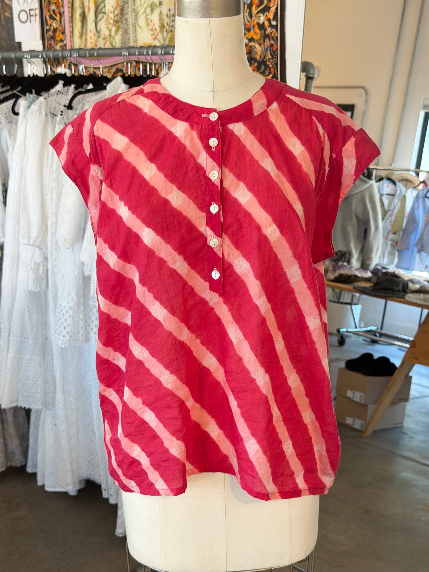 Nimbu Sleeveless Banu Blouse in Tie-Dye Red/Pink