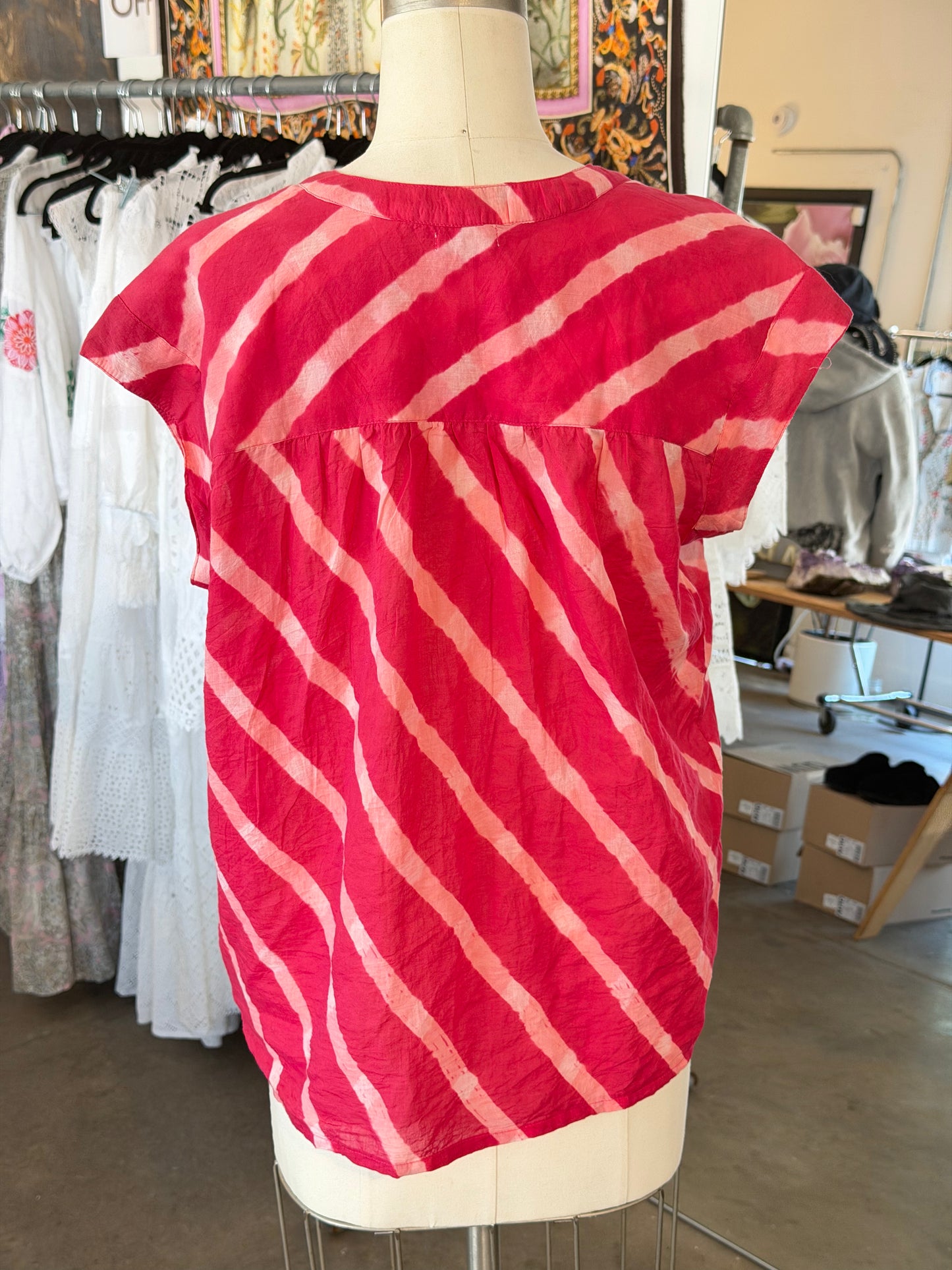 Nimbu Sleeveless Banu Blouse in Tie-Dye Red/Pink